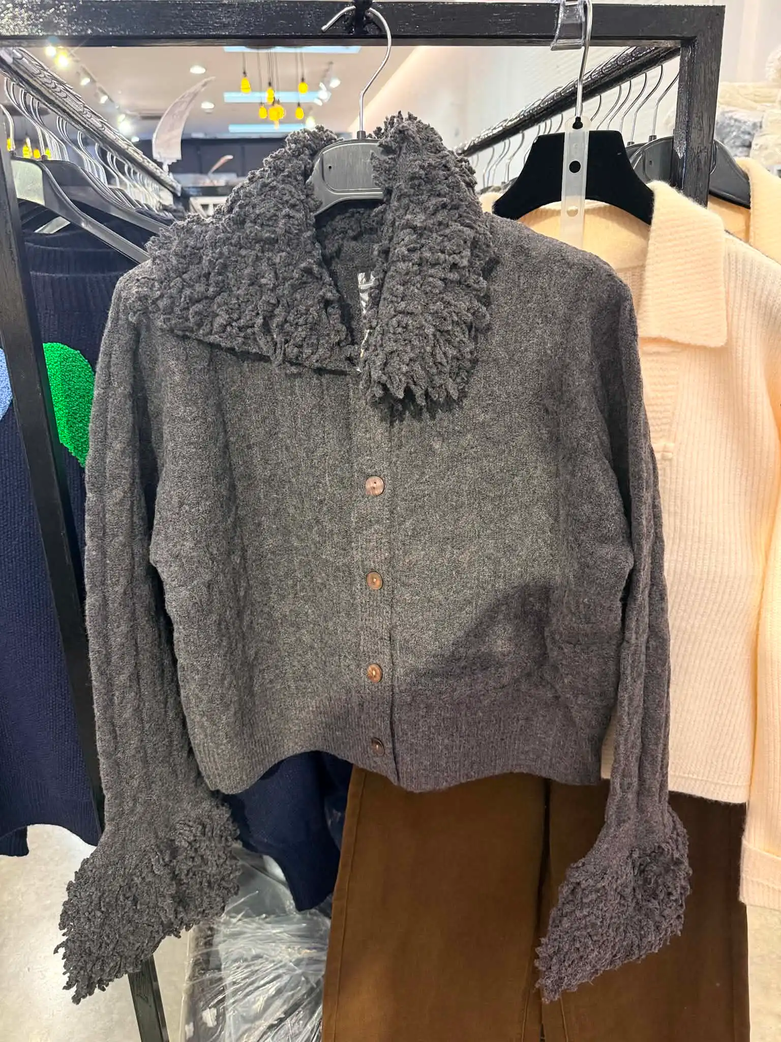 Rollkragenpullover mit Knöpfen