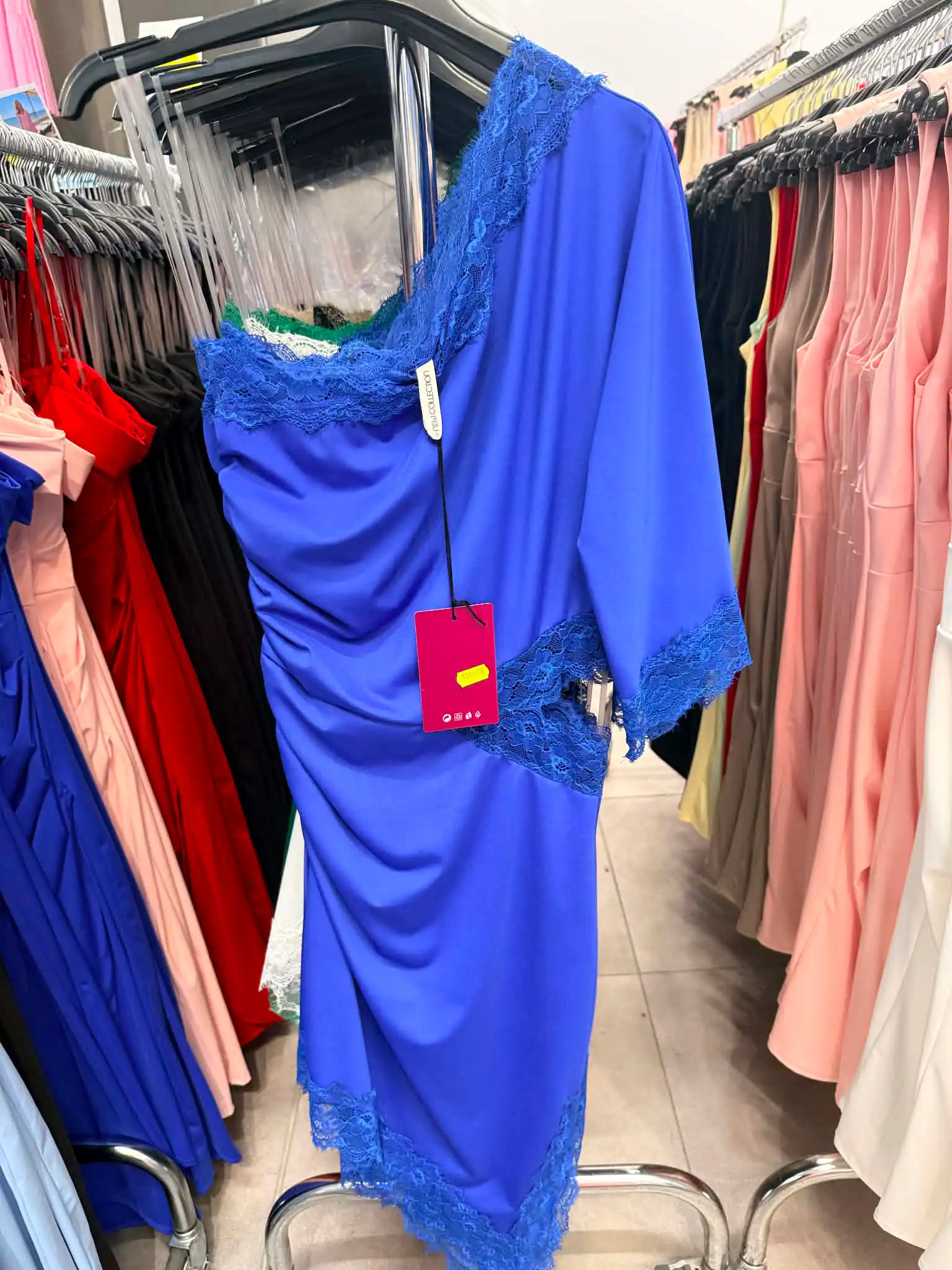 Midi‑Kleid mit asymmetrischem One‑Sleeve
