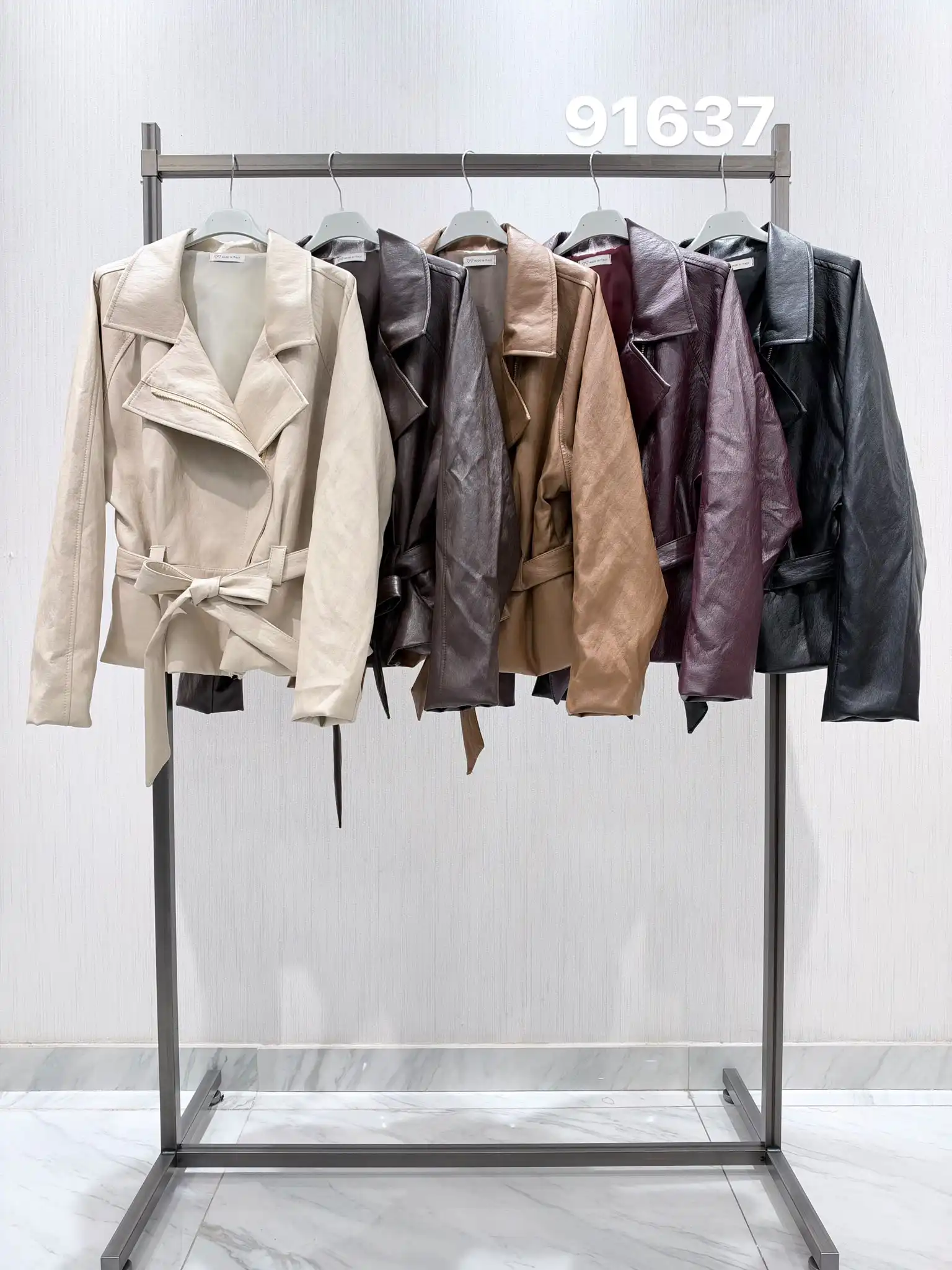 Krojierte Jacke mit Kragen