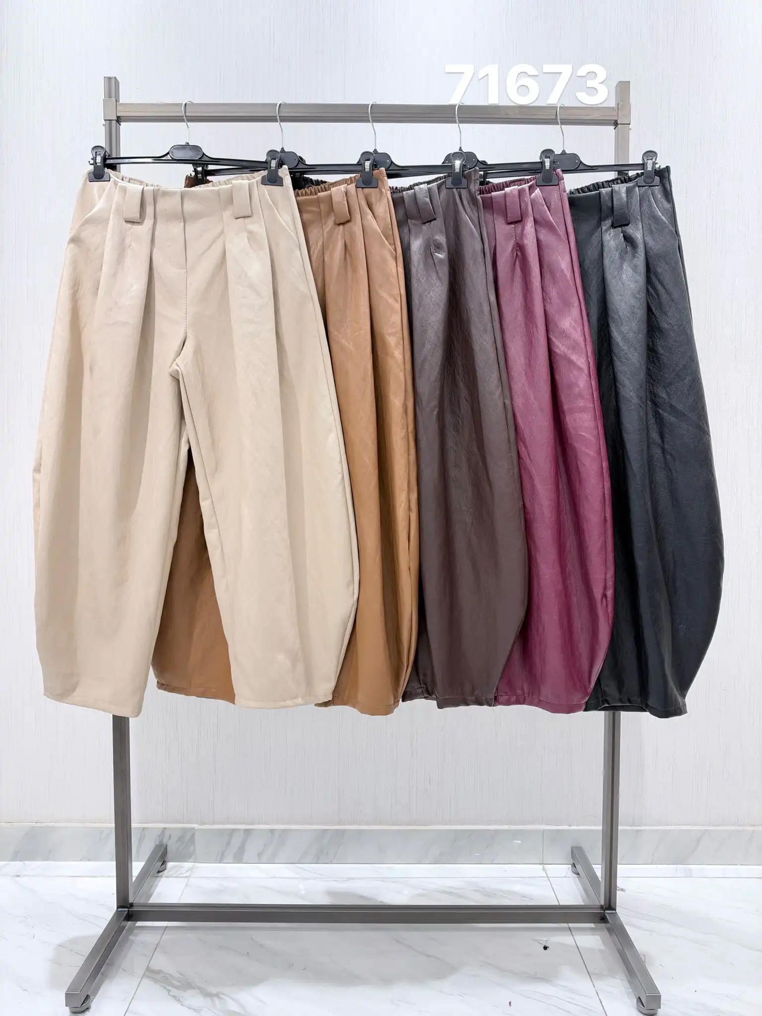 Locker sitzende Hose mit Bundfalten