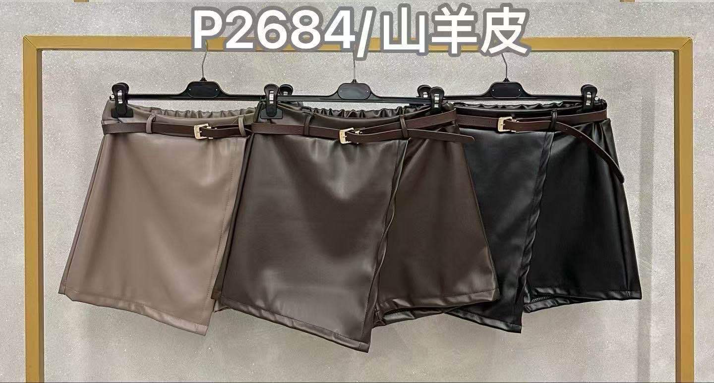 Shorts aus Kunstleder mit hohem Bund