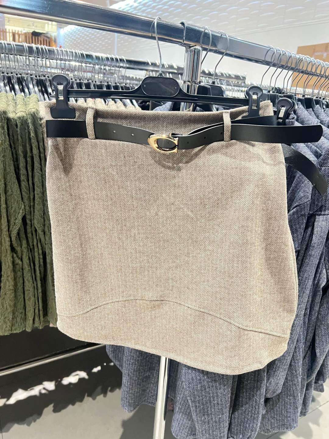 Asymmetrischer Minirock mit Gürtel