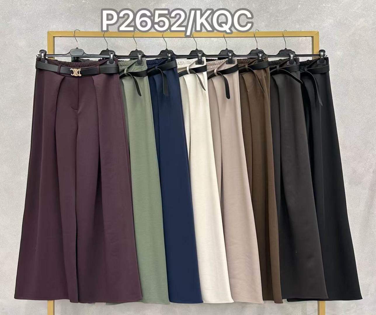 Weit geschnittene Hose mit Gürtel