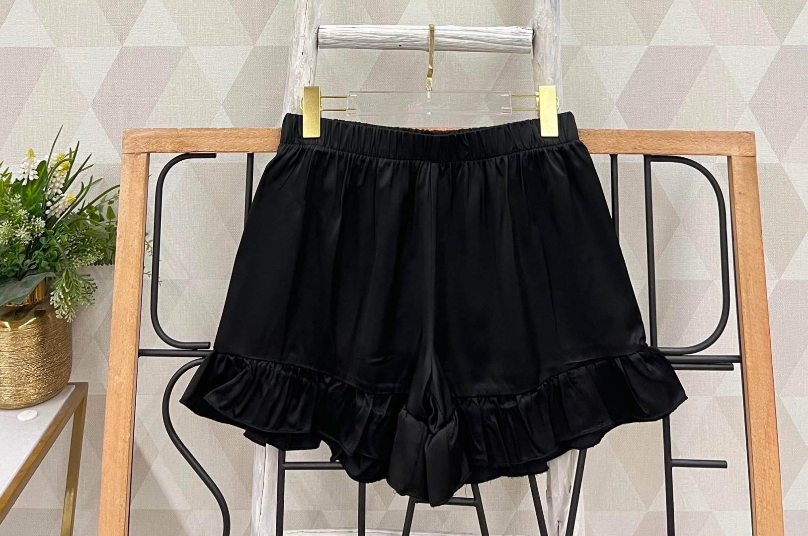 Locker sitzende Shorts mit Rüsche