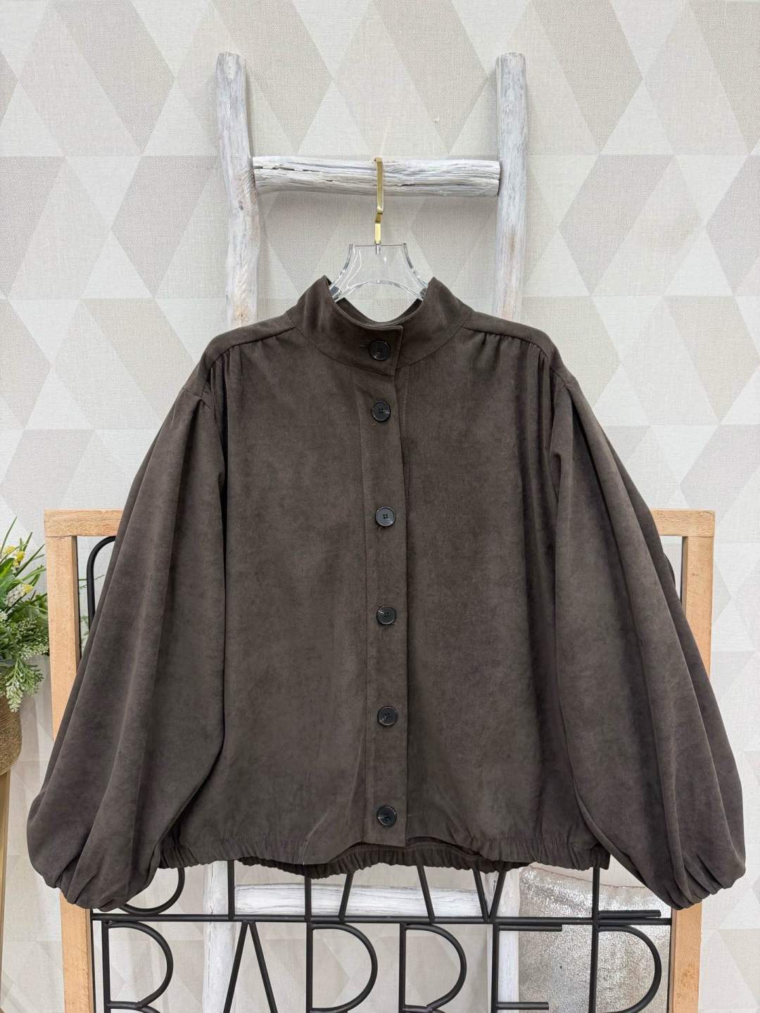 Kurze Locker geschnittene Jacke mit Stehkragen