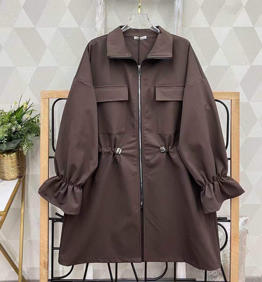 Verlängerte Jacke mit Kordelzug