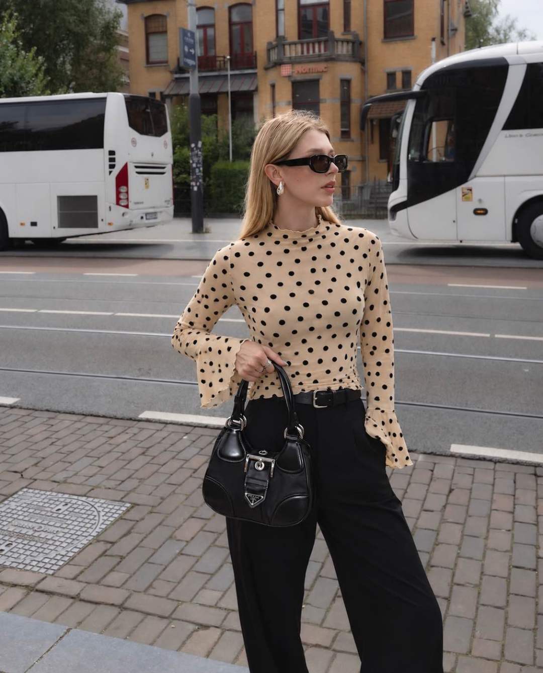 Figurbetonte Bluse mit Rüschen