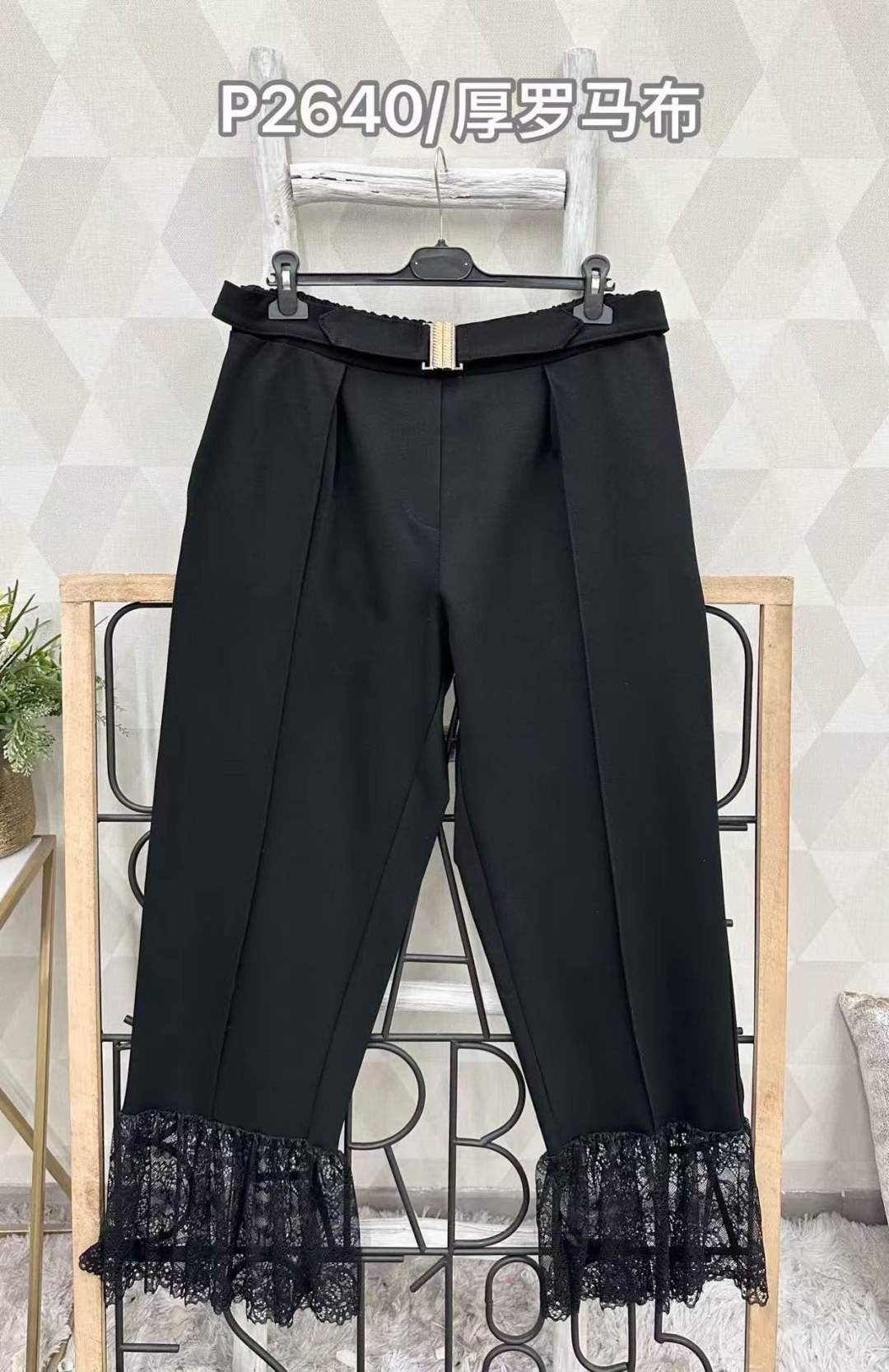 Gerade Hosen mit Spitzenbesatz