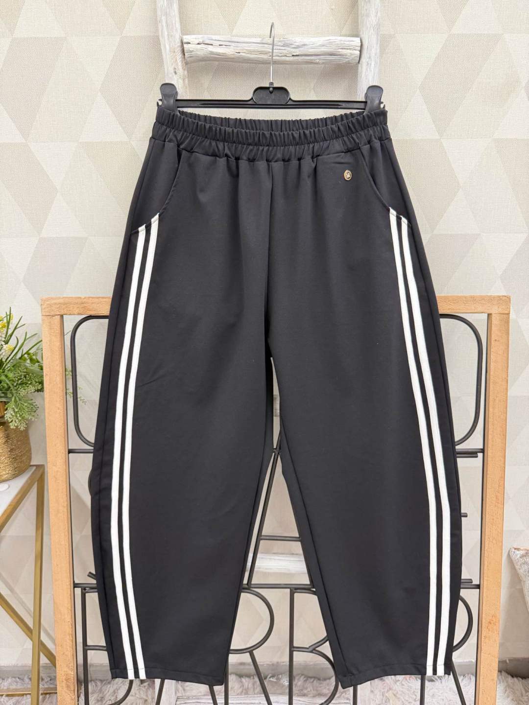 Lockere Hosen bis zum Knöchel