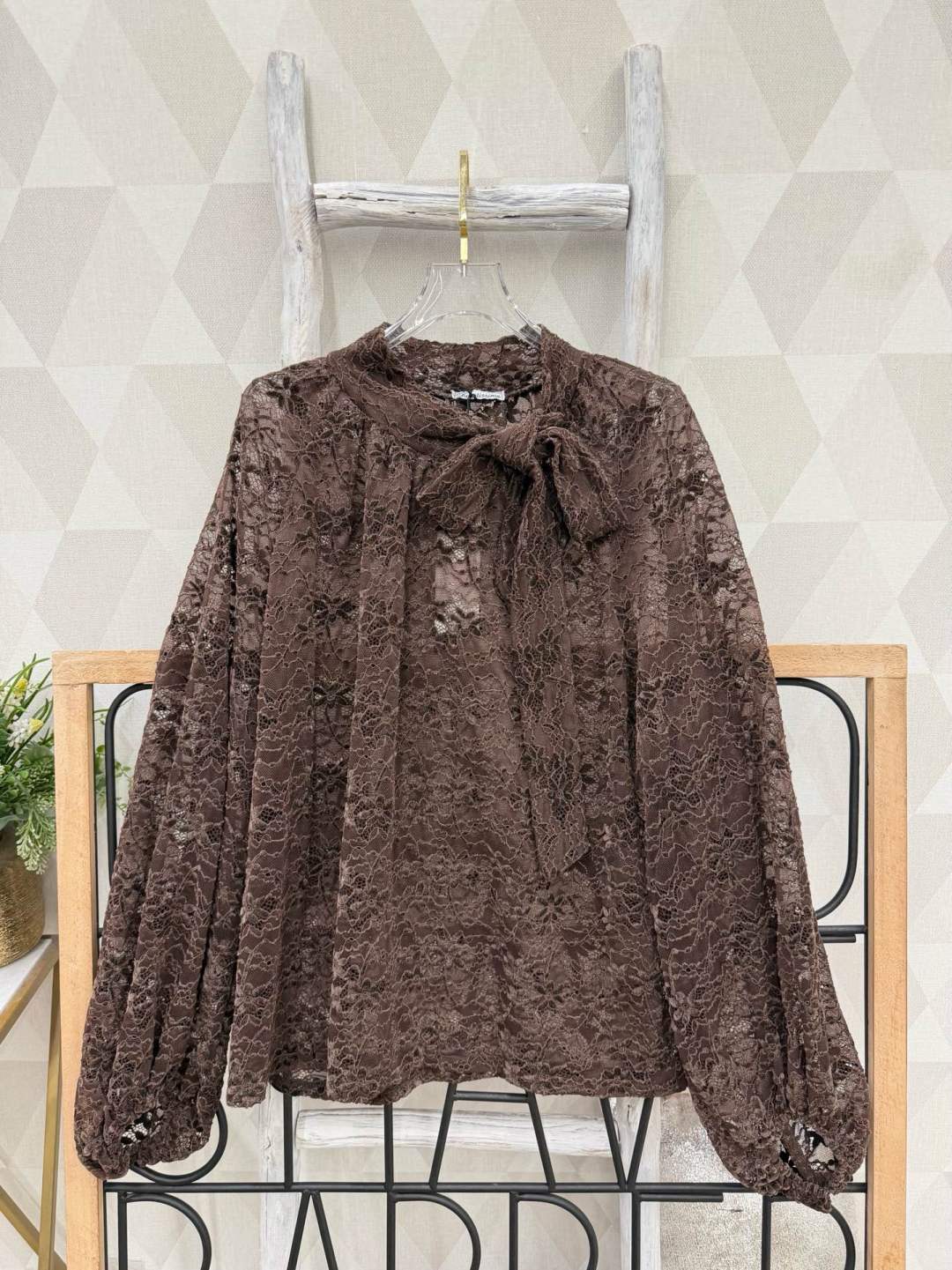 Bluse mit Spitze und Schleife