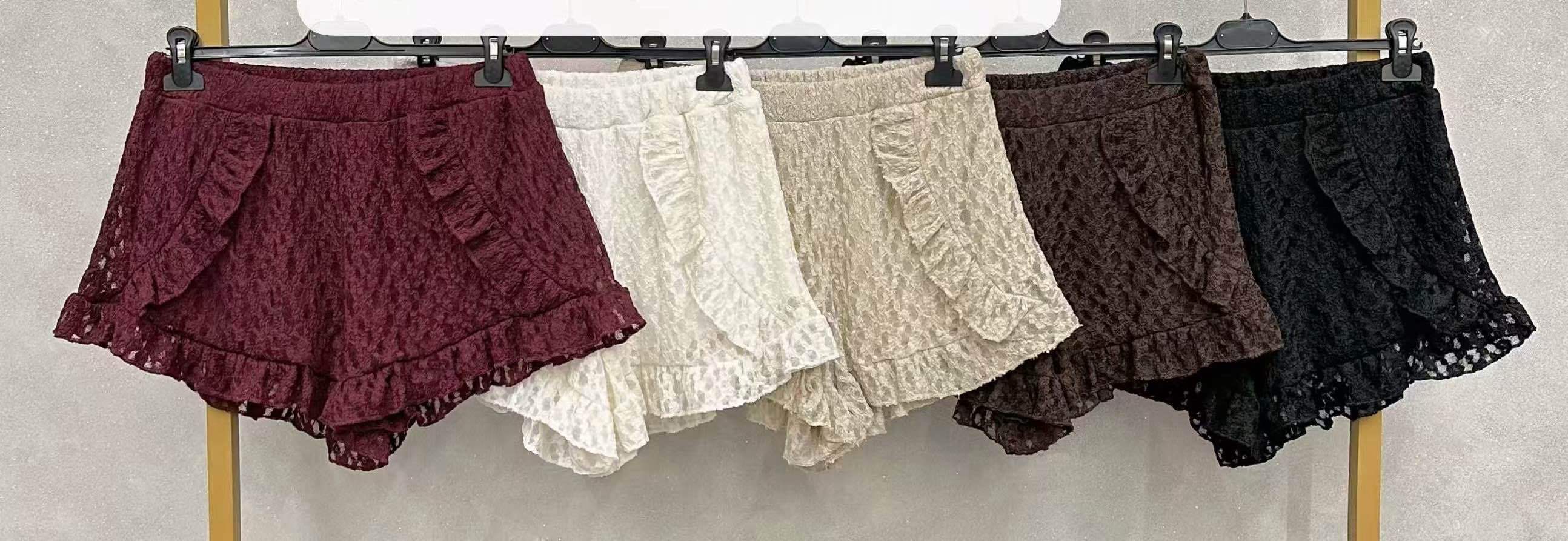 Spitzen-Shorts mit Rüsche