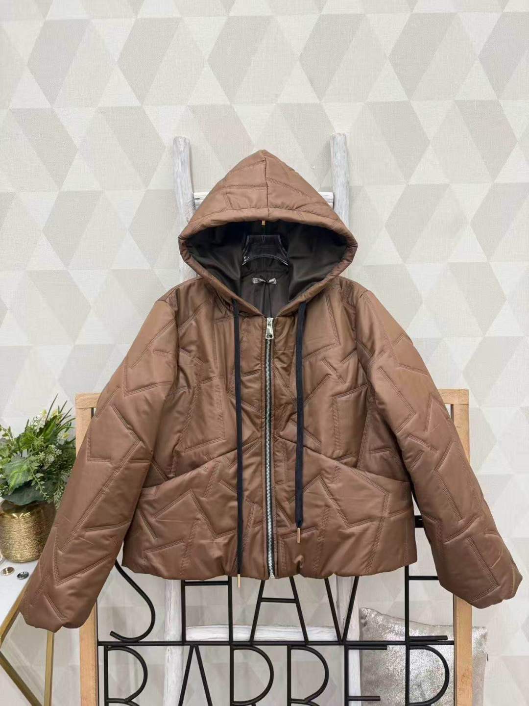 Kapuzentjacke aus Kunstleder