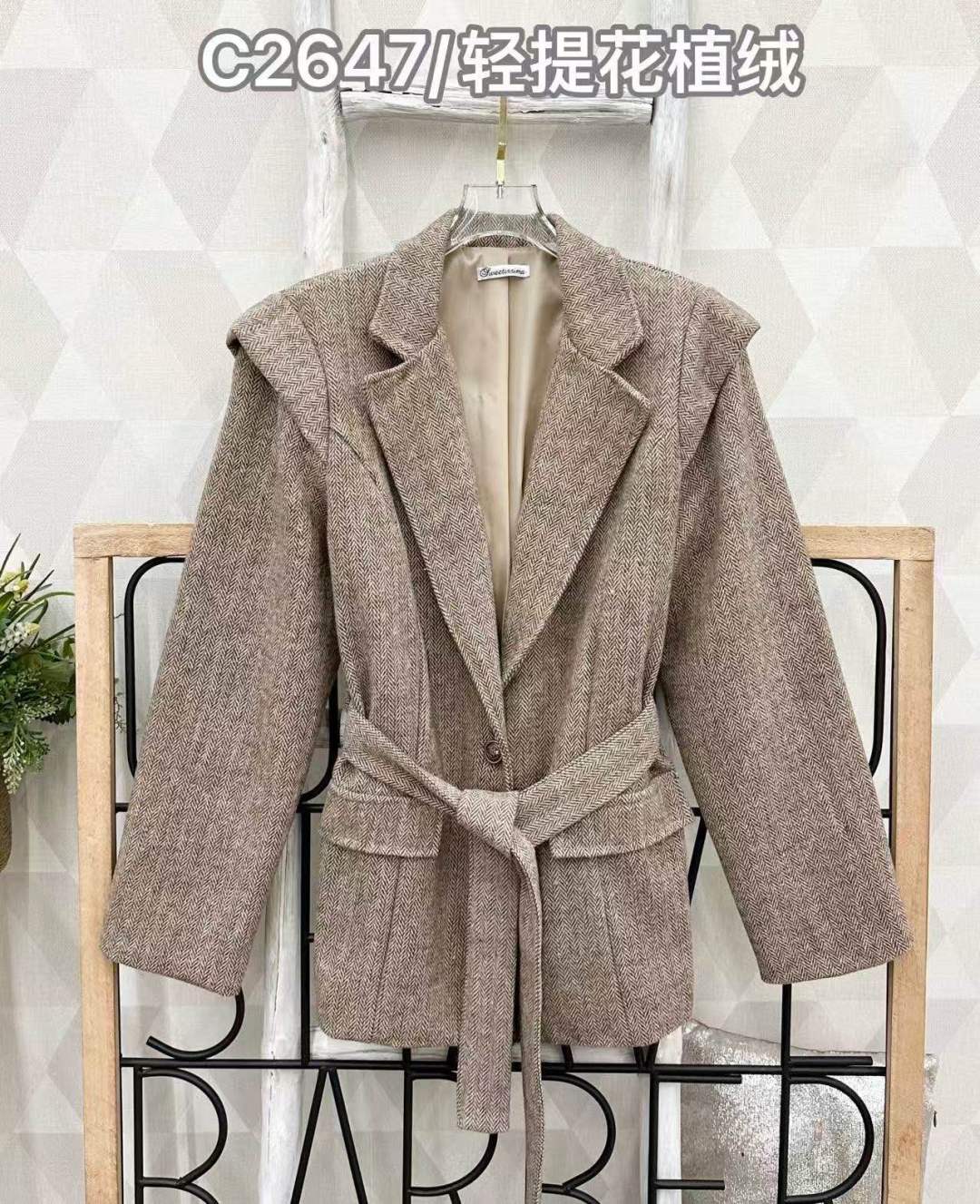 Tailliertes Blazer-Jackett mit Gürtel