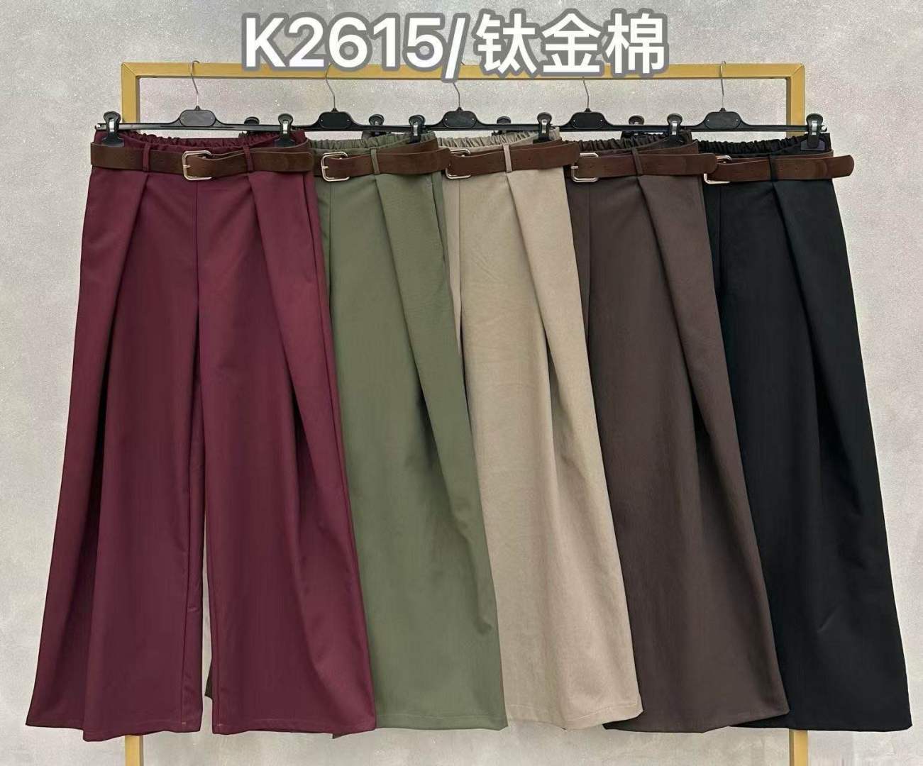 Weit geschnittene Hose mit Falten