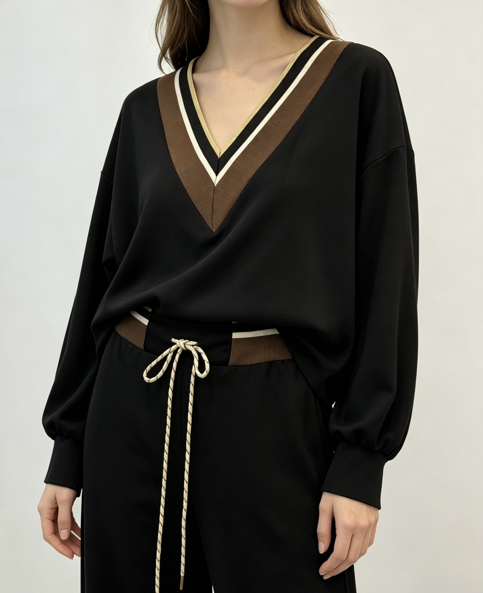 Locker geschnittene Bluse mit V‑Ausschnitt