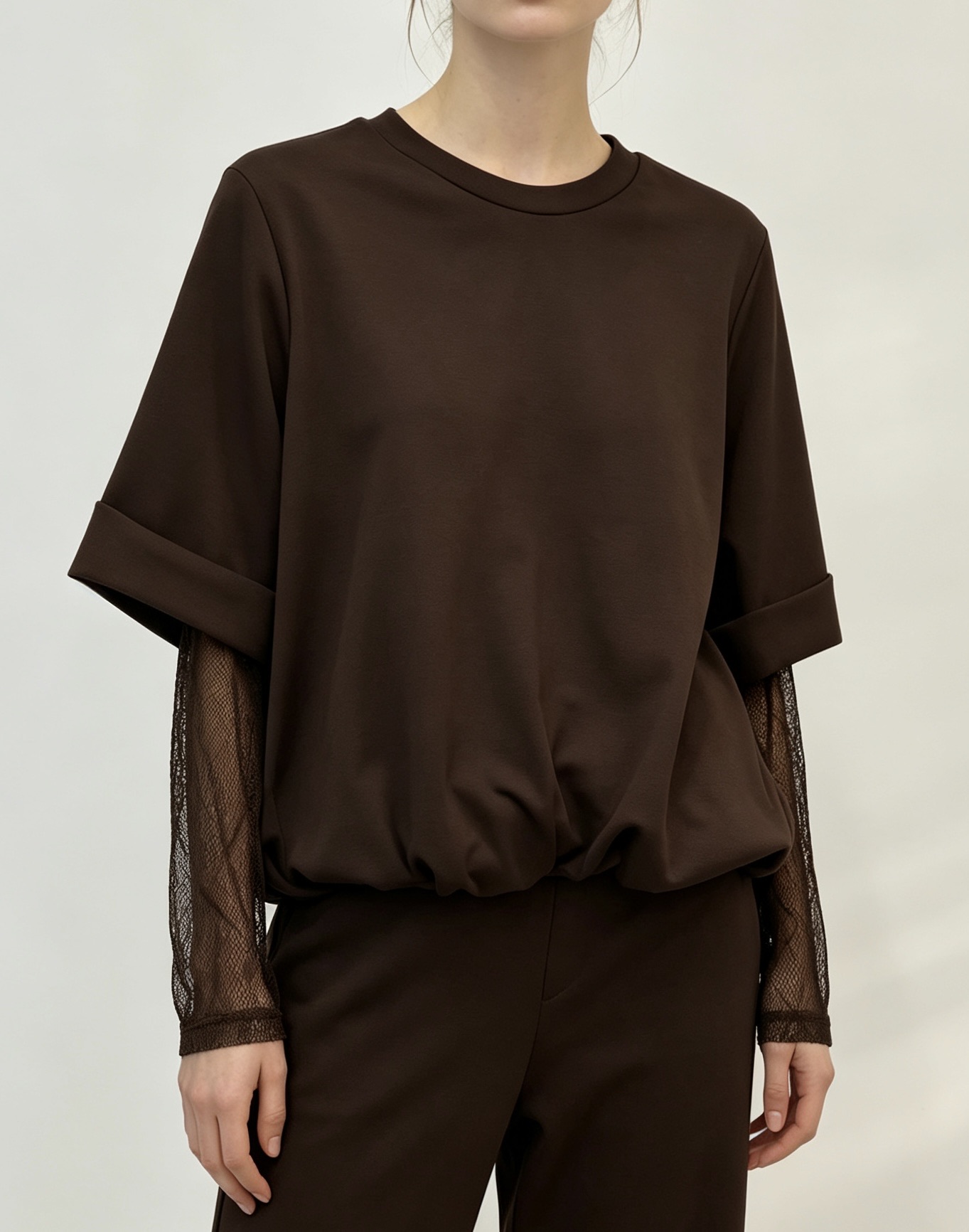Lockere Bluse mit Spitzenärmeln