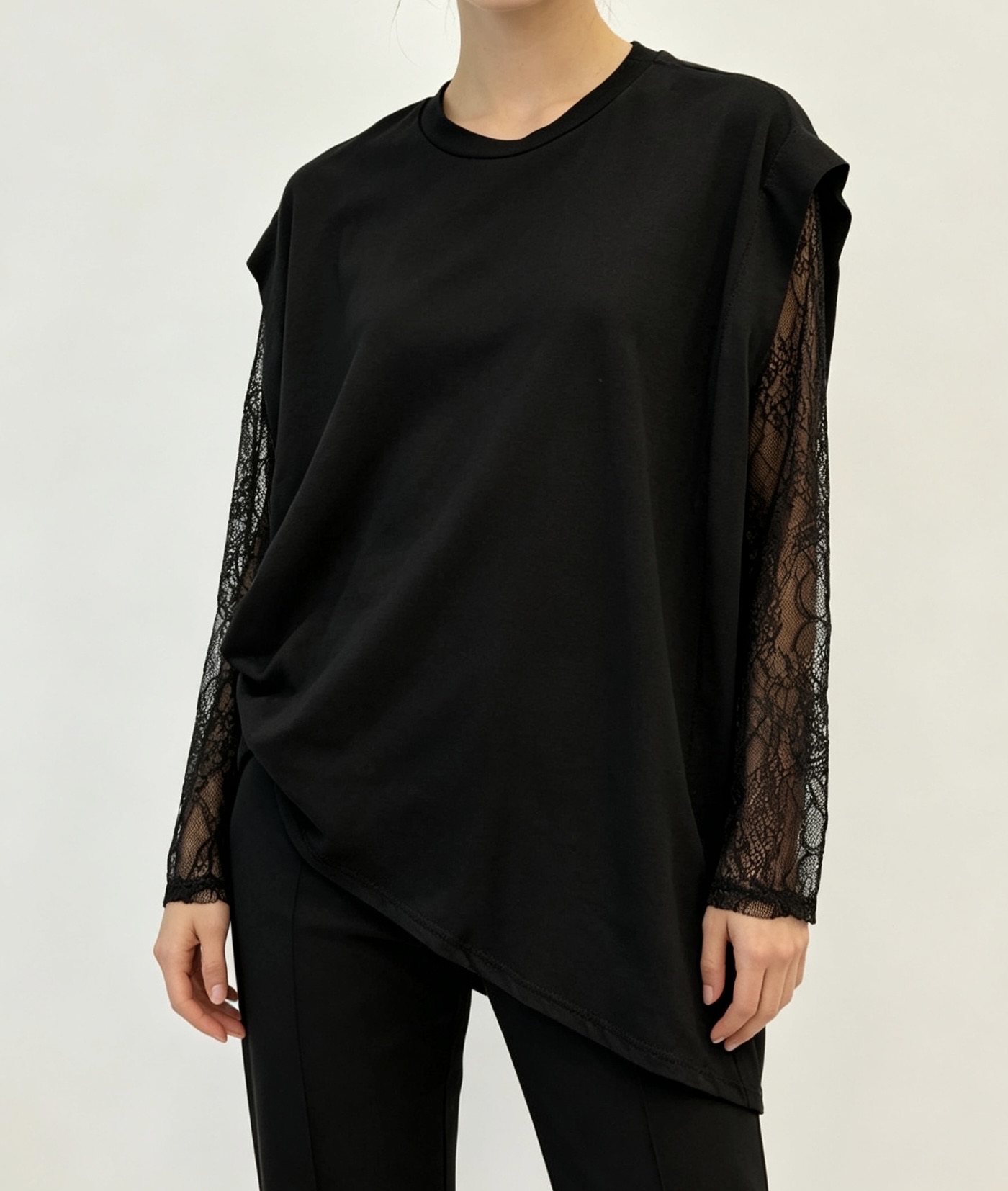 Lockere Bluse mit Spitzenbesatz