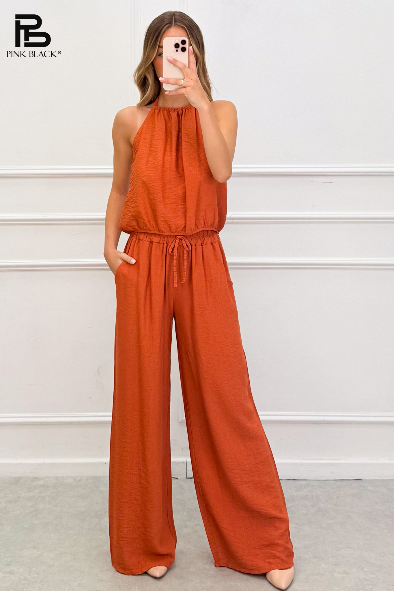 Lockerer Jumpsuit mit Neckholder
