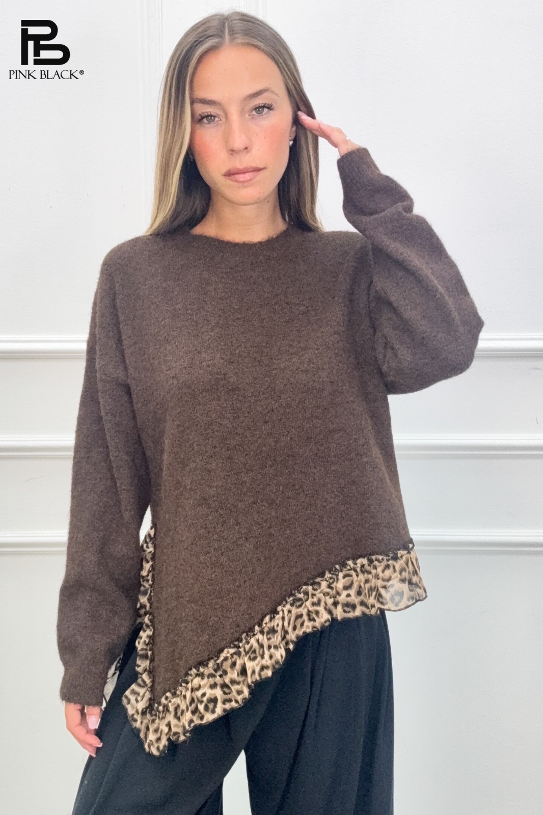 Verlängerter Pullover mit Volant