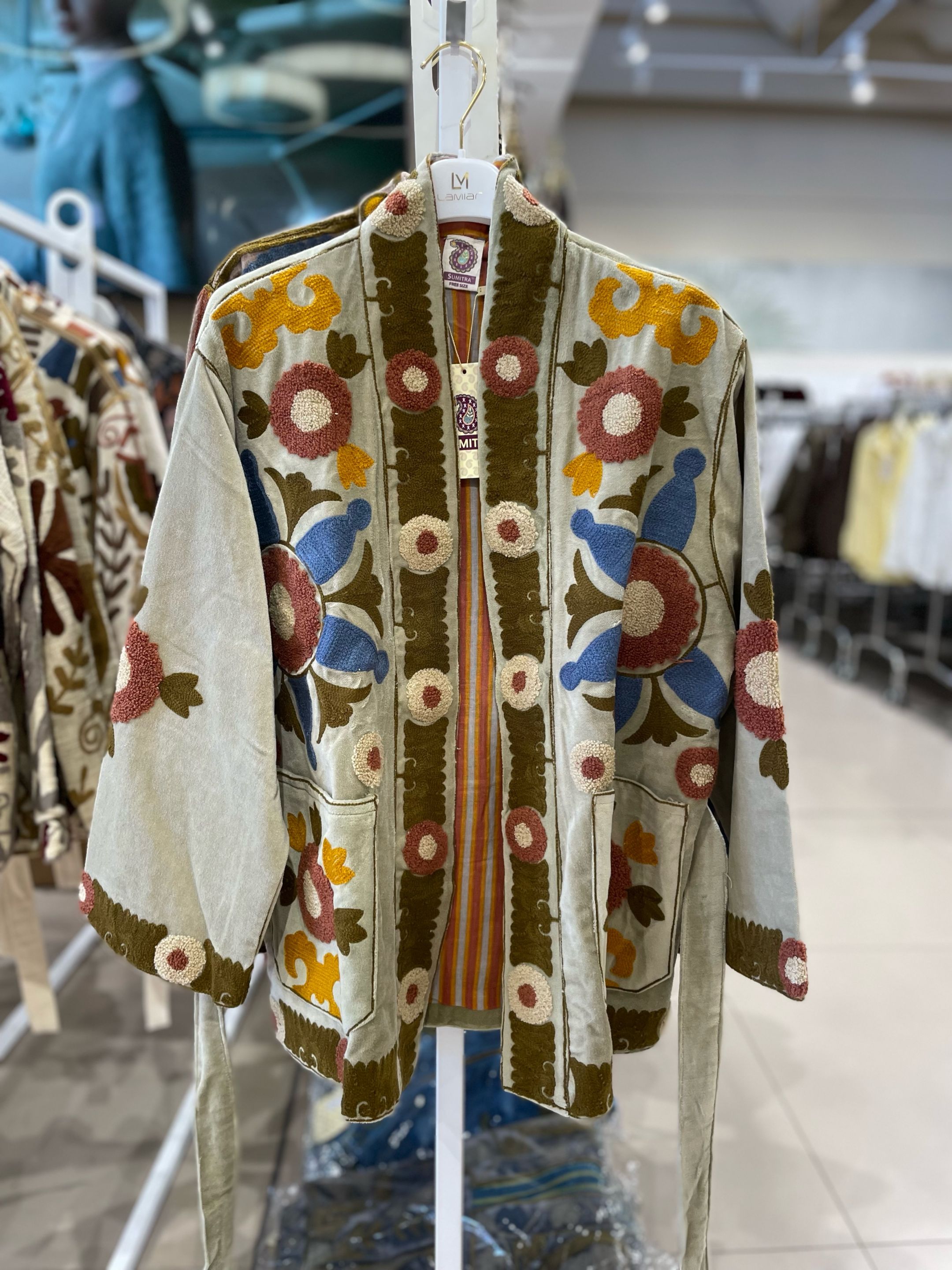 Kurzjacke mit Blumenstickerei
