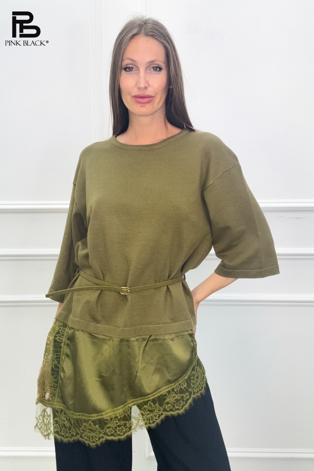 Lockerer Pullover mit Spitzenbesatz