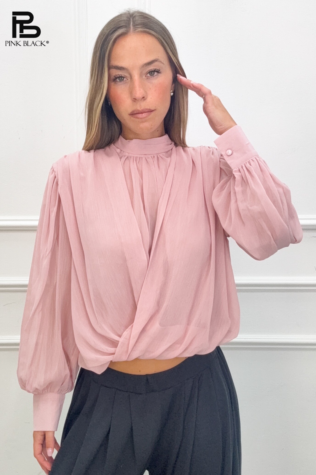 Bluse mit Schleife und Stehkragen