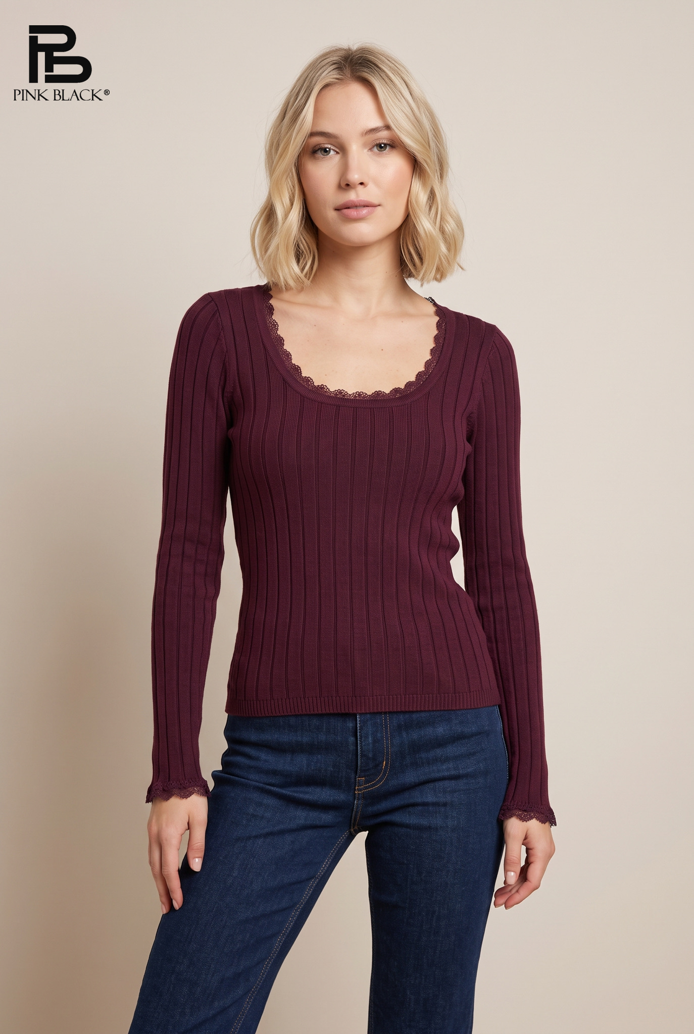 Figurbetonter Pullover mit Spitze
