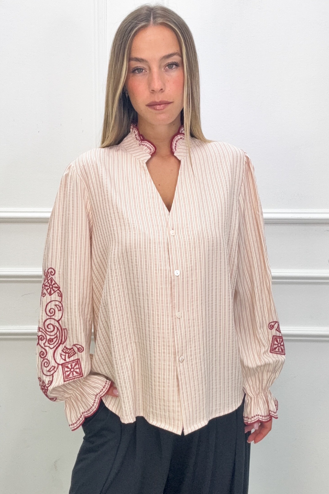 Bluse mit Rüsche und Stickerei