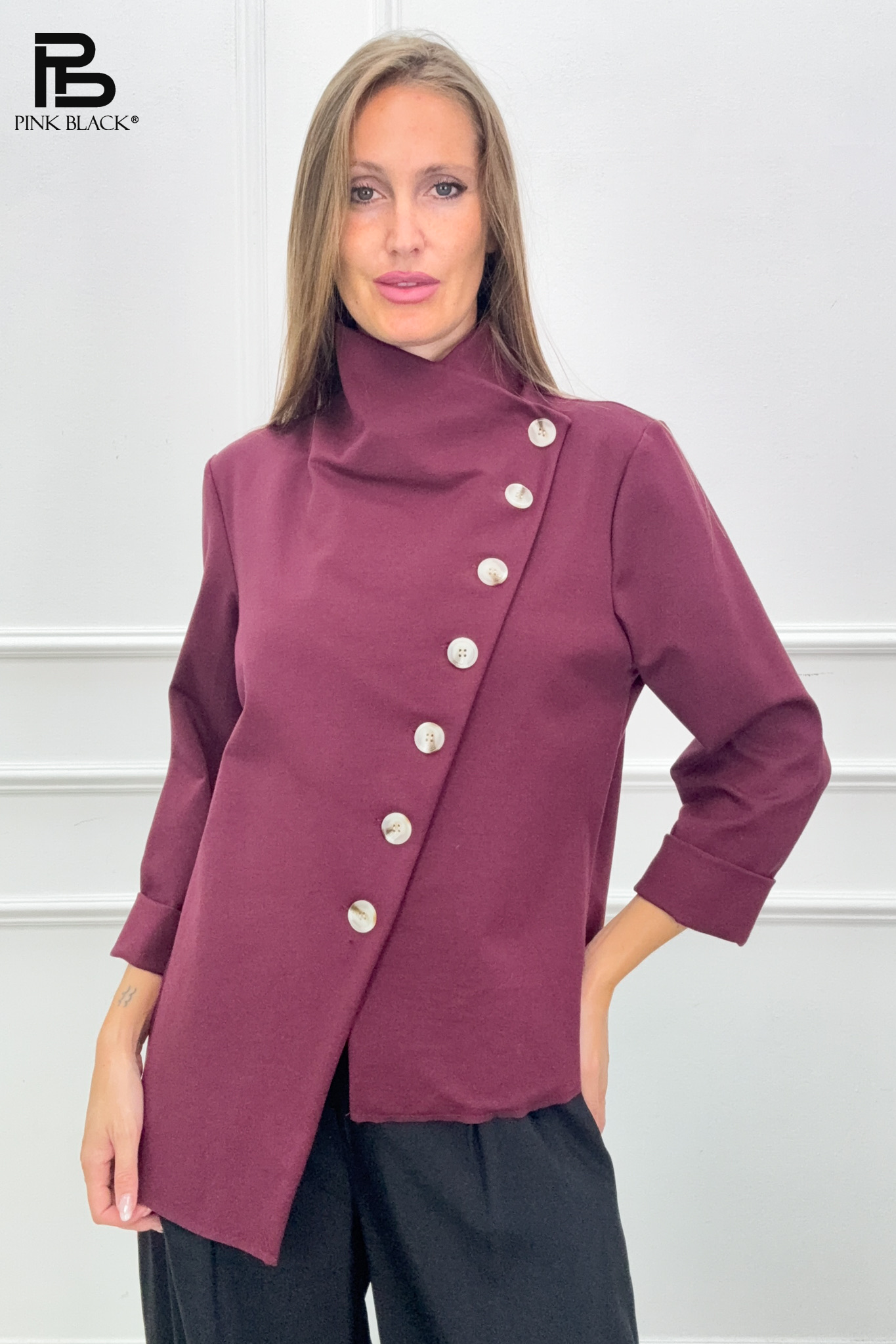 Verlängerte Jacke mit Halbrollkragen