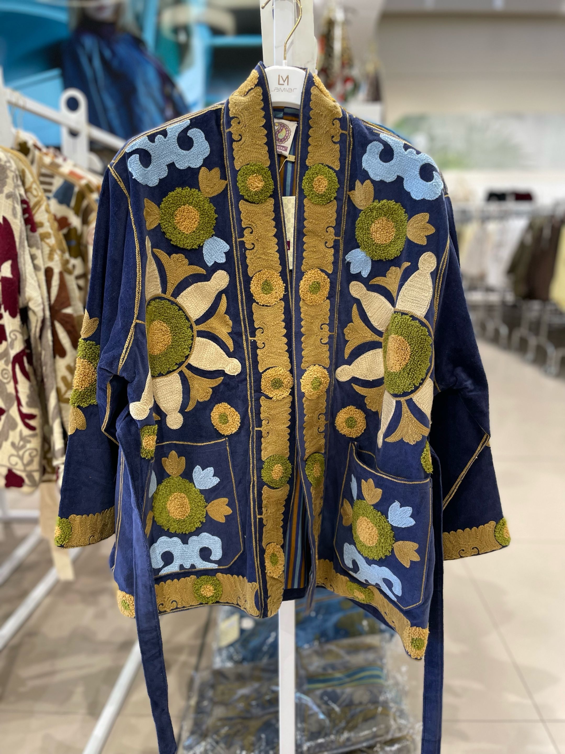 Verlängerte Jacke mit Stickerei