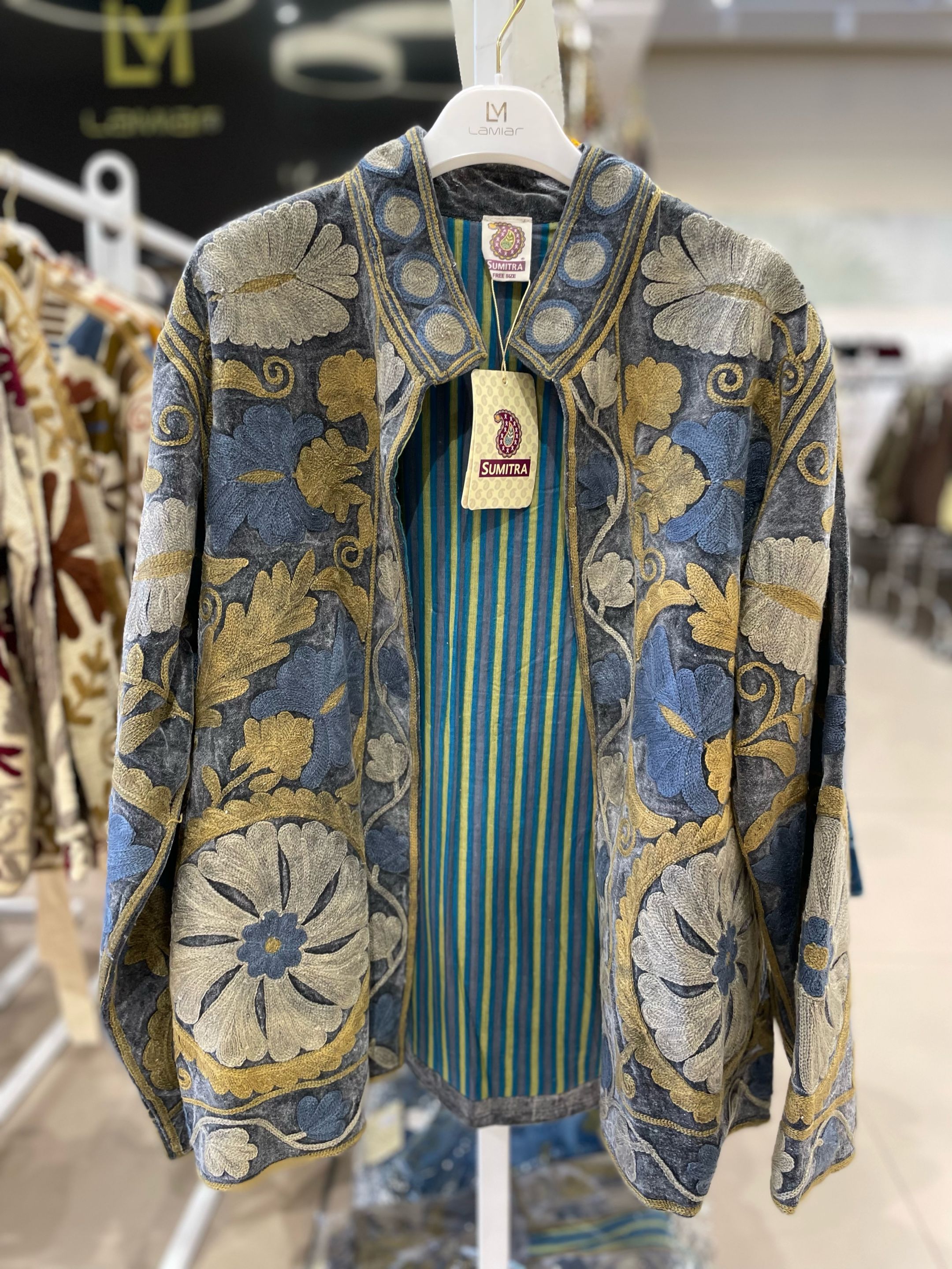Kurze Jacke mit Stickerei