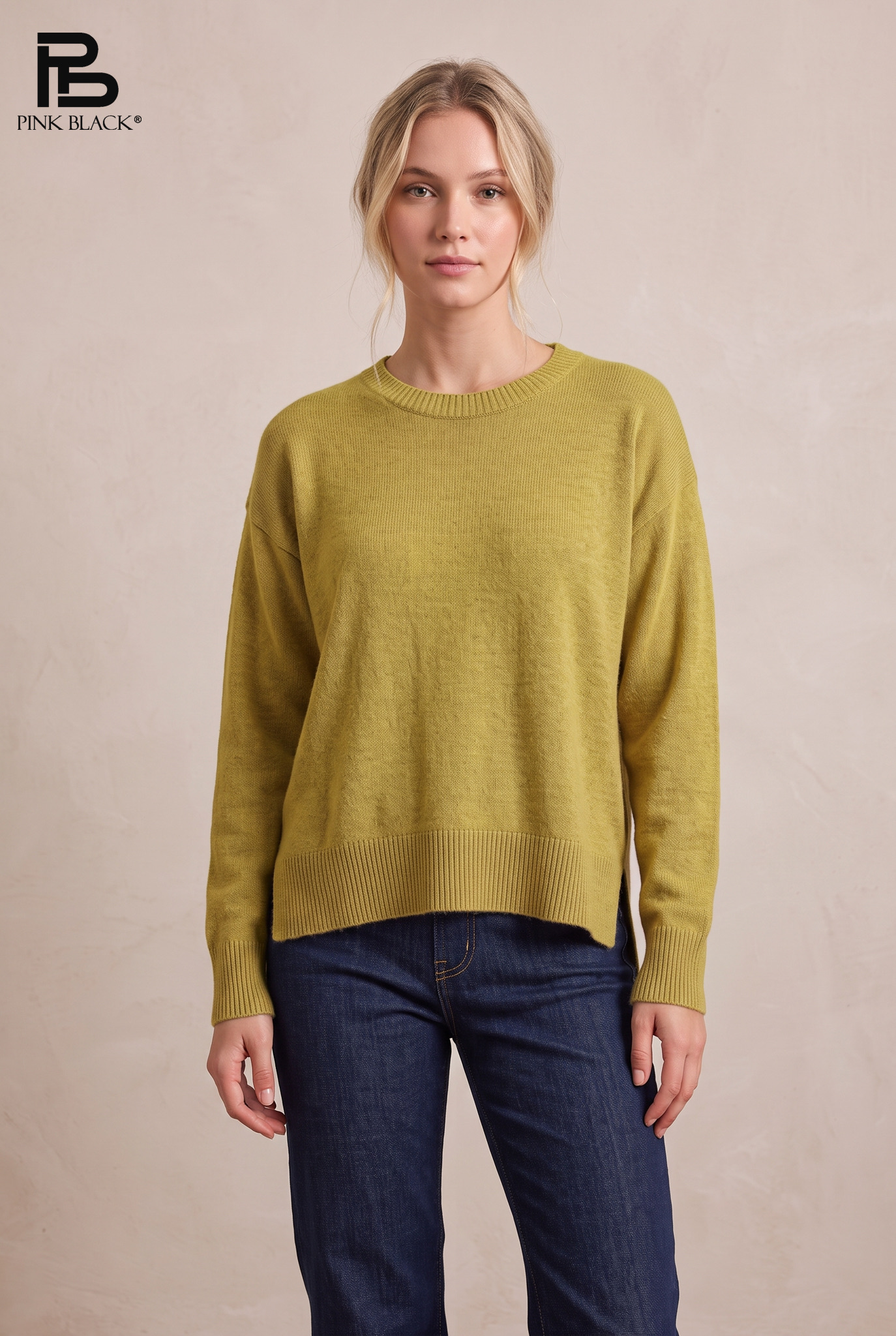 Lässiger Pullover mit Seitenschlitzen