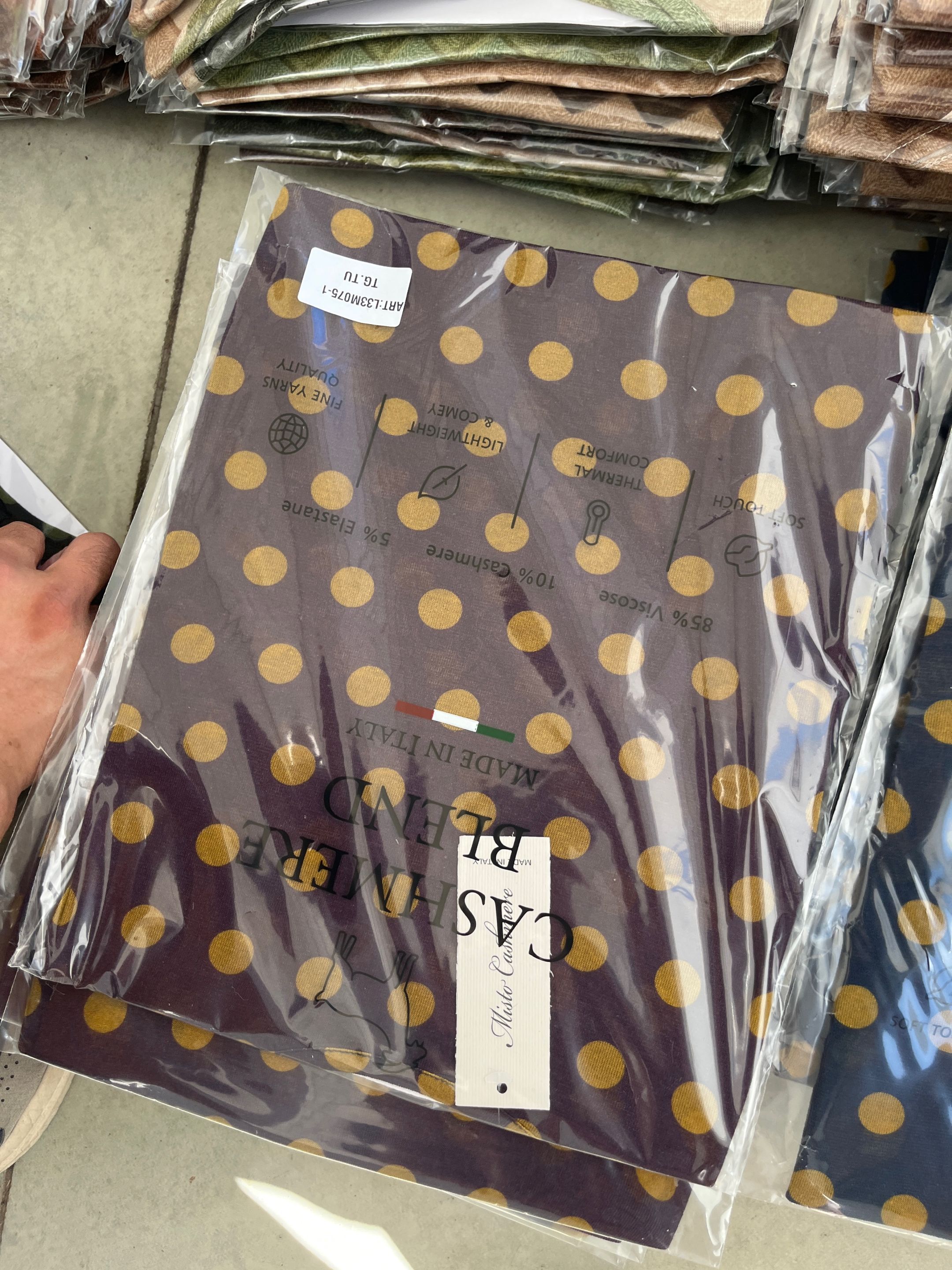 Figurnahes Top mit Punkten