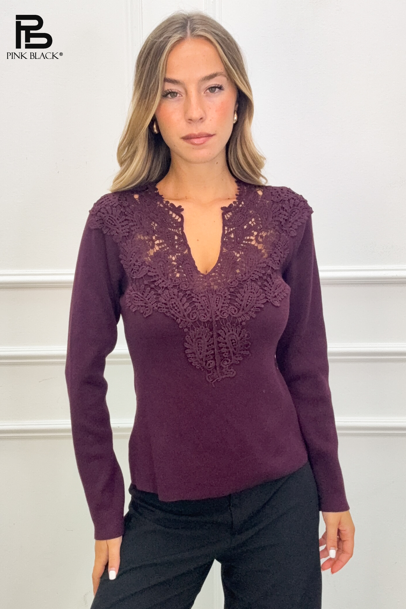 Figurbetonter Pullover mit Stickerei