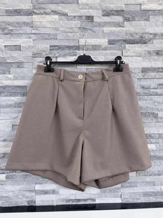 High‑Waist Shorts aus Kunstleder