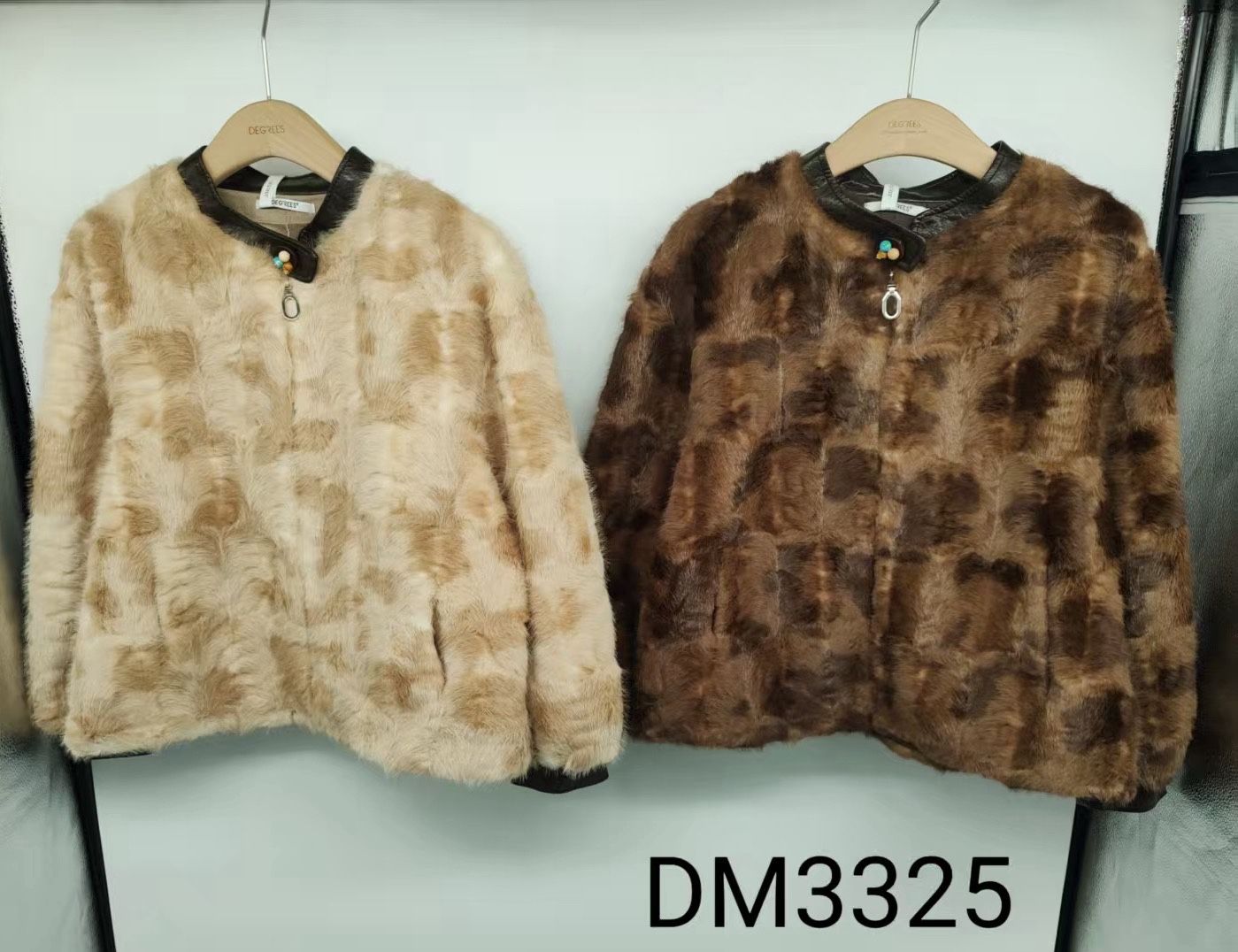 Kurze Kunstpelzjacke mit Reißverschluss