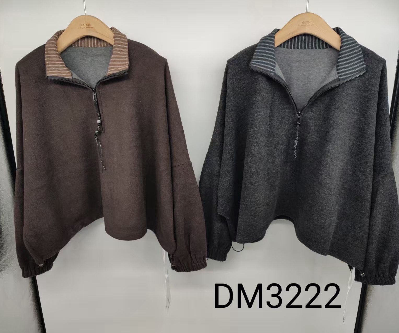 Lockerer Pullover mit kurzem Stehkragen und Reißverschluss