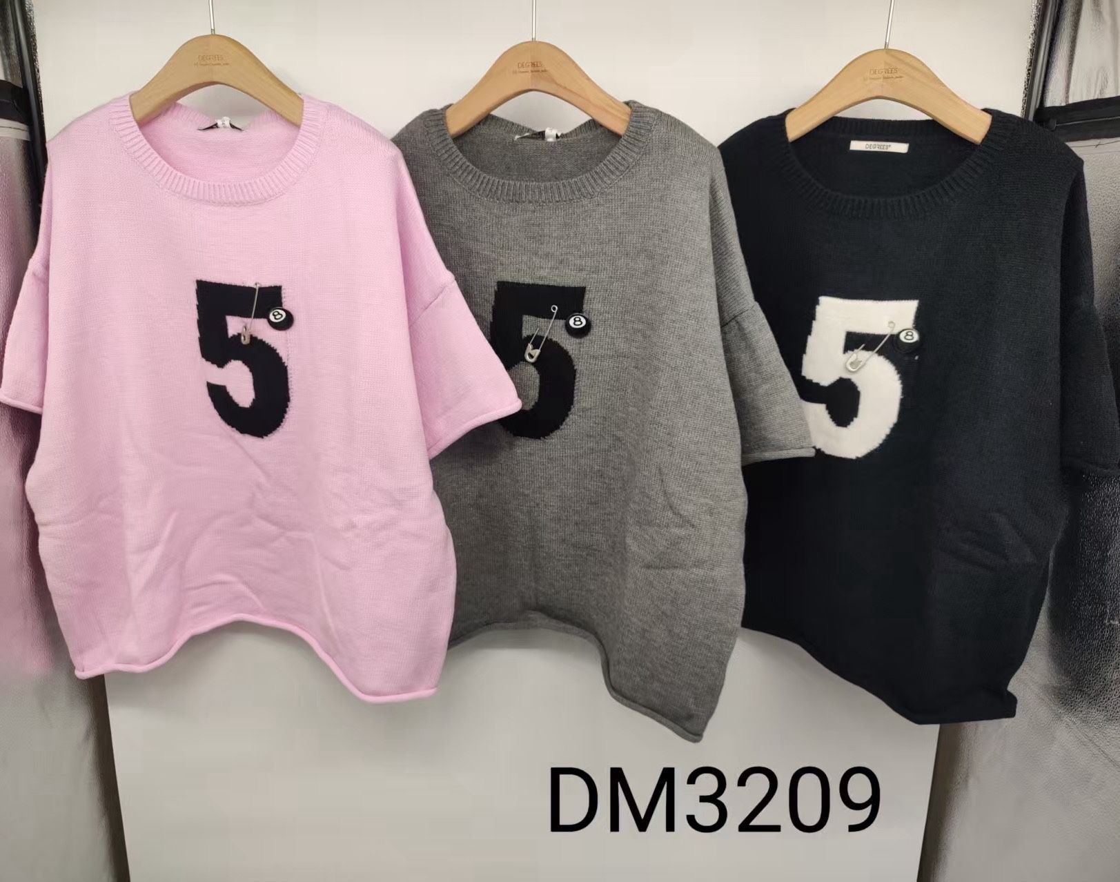 Lockerer Pullover mit Logo