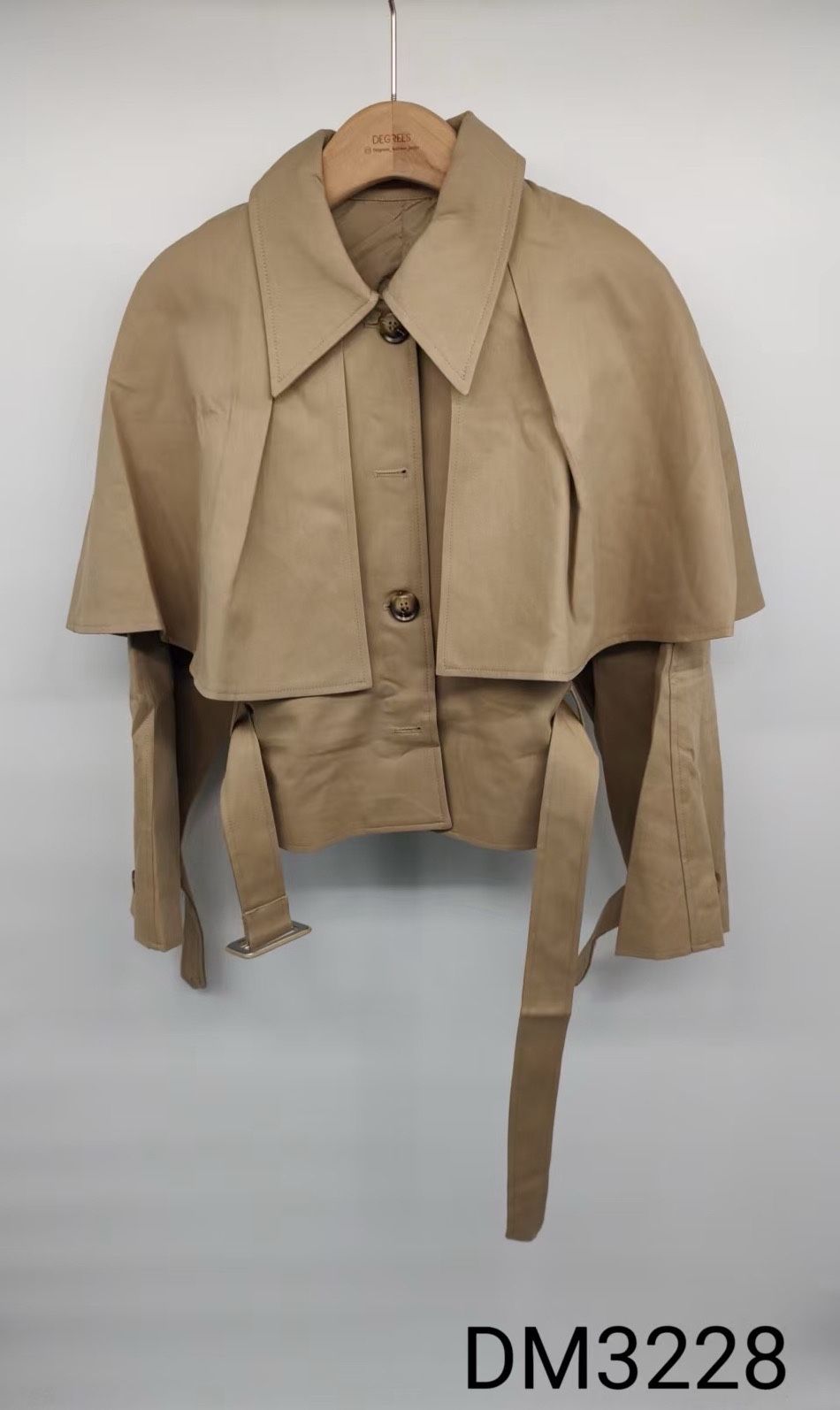Kurzer Trenchcoat mit Gürtel
