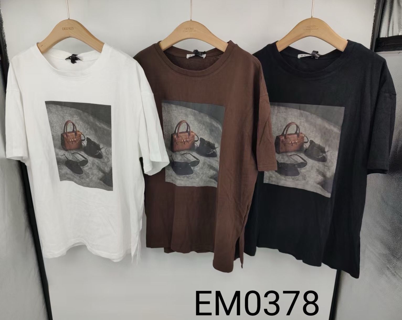 Locker geschnittenes T‑Shirt mit geradem Vorderteil
