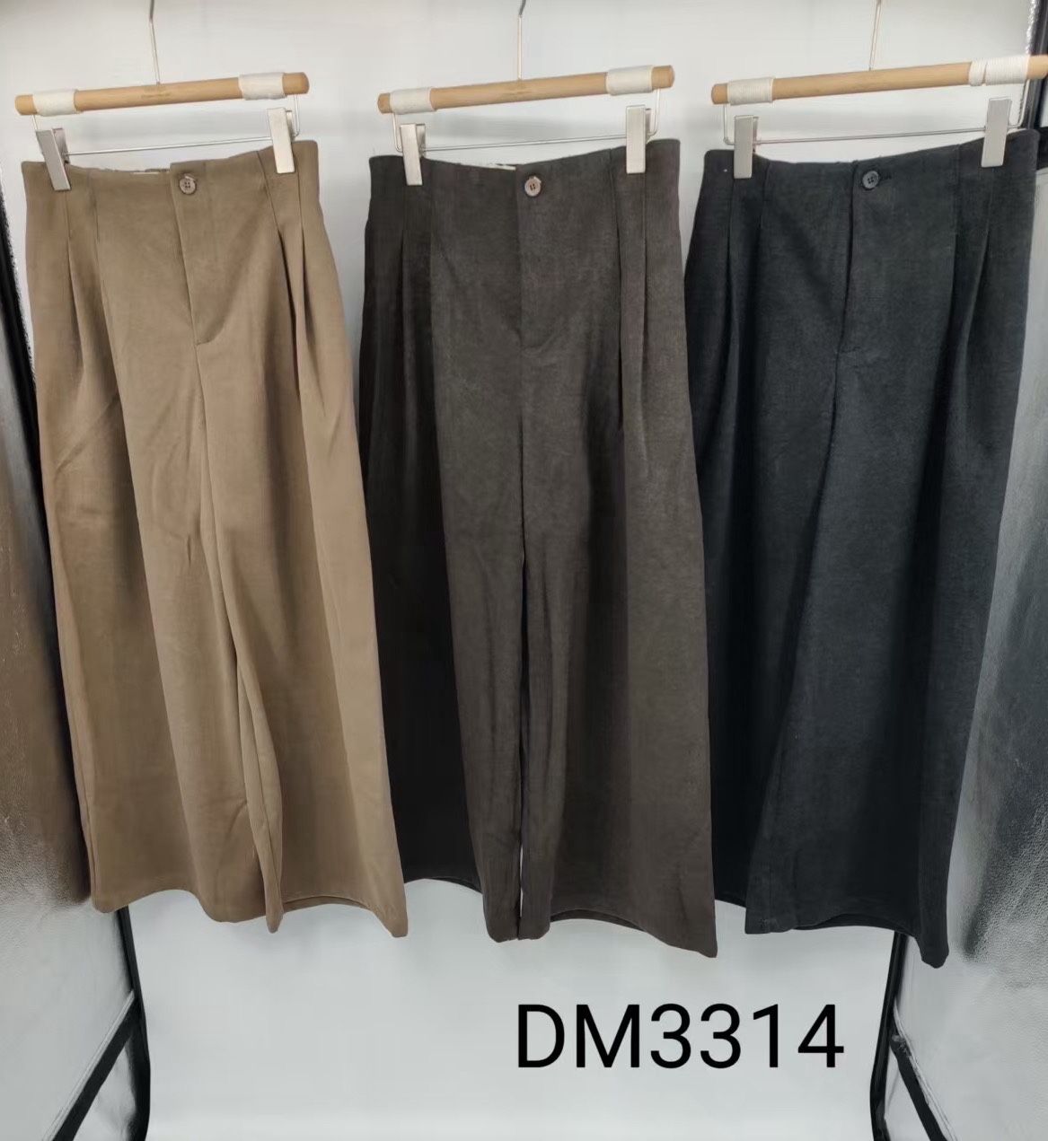 Gerade Hose mit Bügelfalten