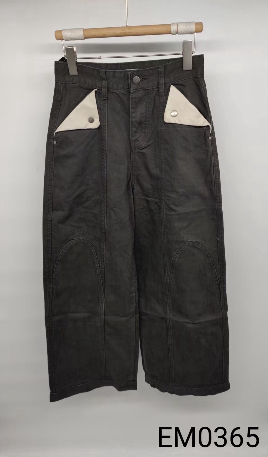 Gerade Hose mit Kontrastdetails