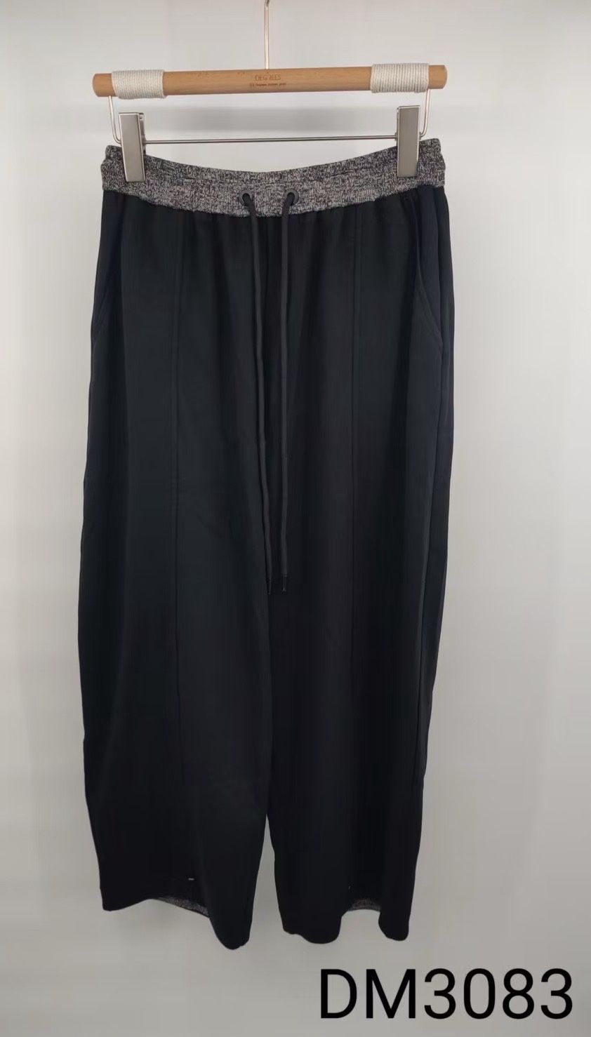 Locker sitzende Hosen bis zum Knöchel