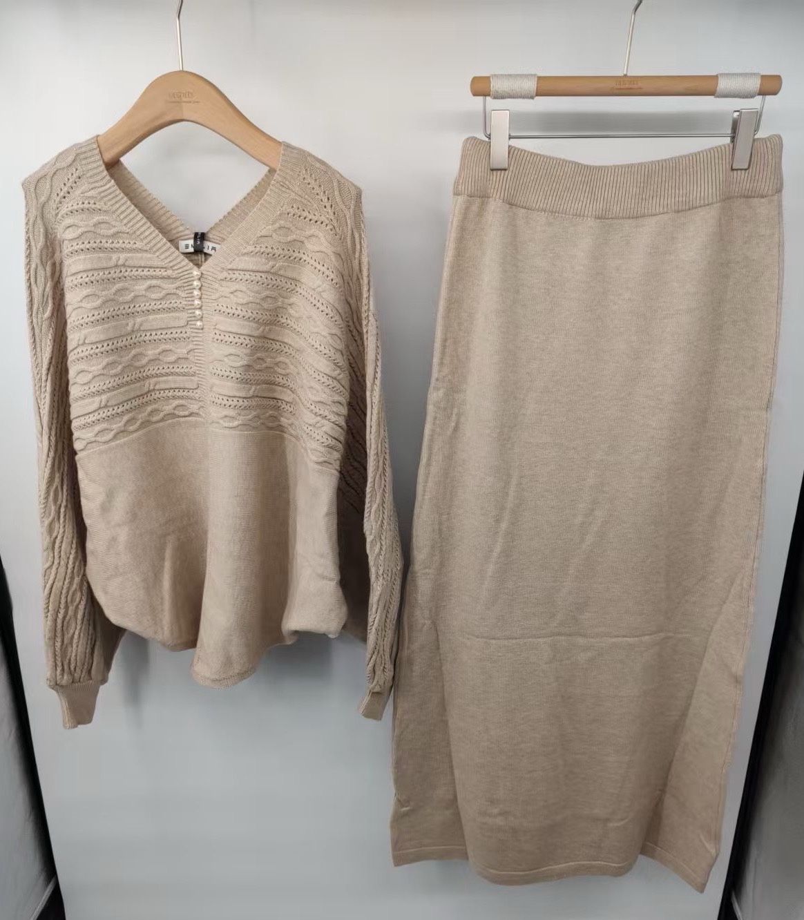 Strick-Set mit V‑Ausschnitt