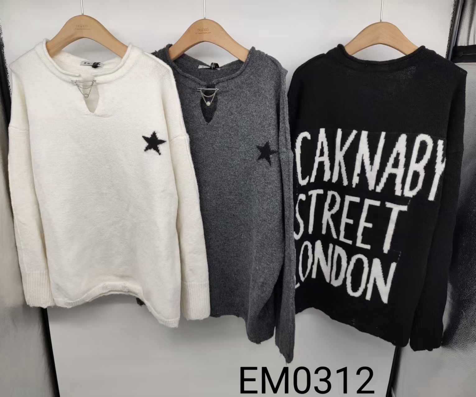Verlängerter Pullover mit Schriftzug