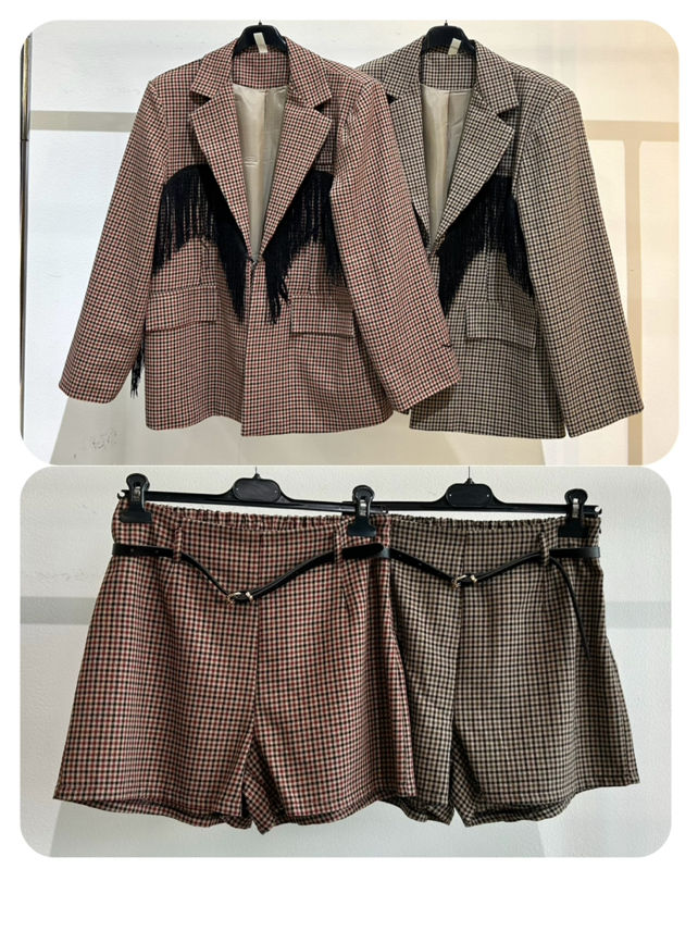 Zweiteiler: Kurzer Blazer mit Shorts