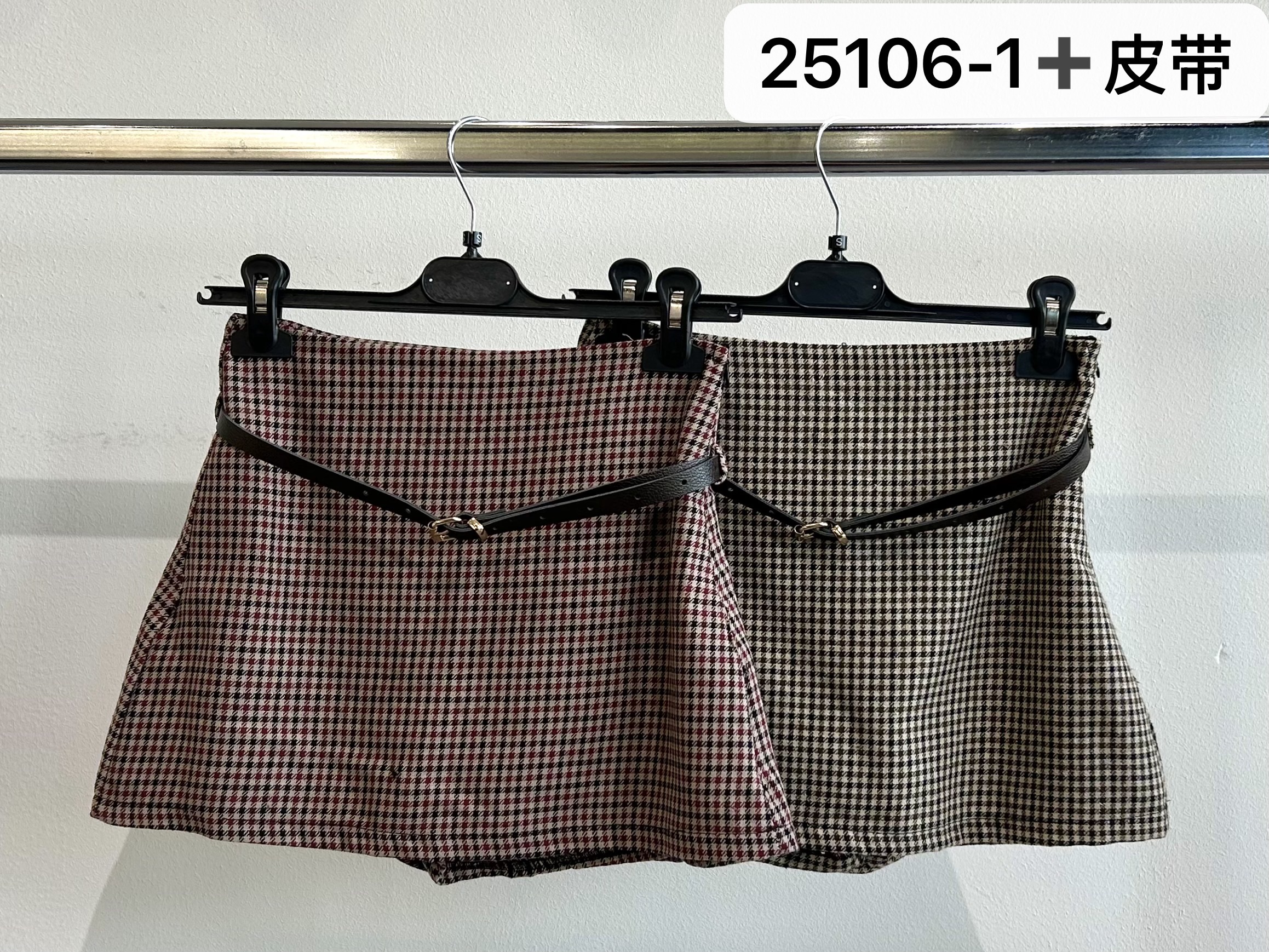 Kurz geschnittene Shorts mit Hahnentritt‑Muster