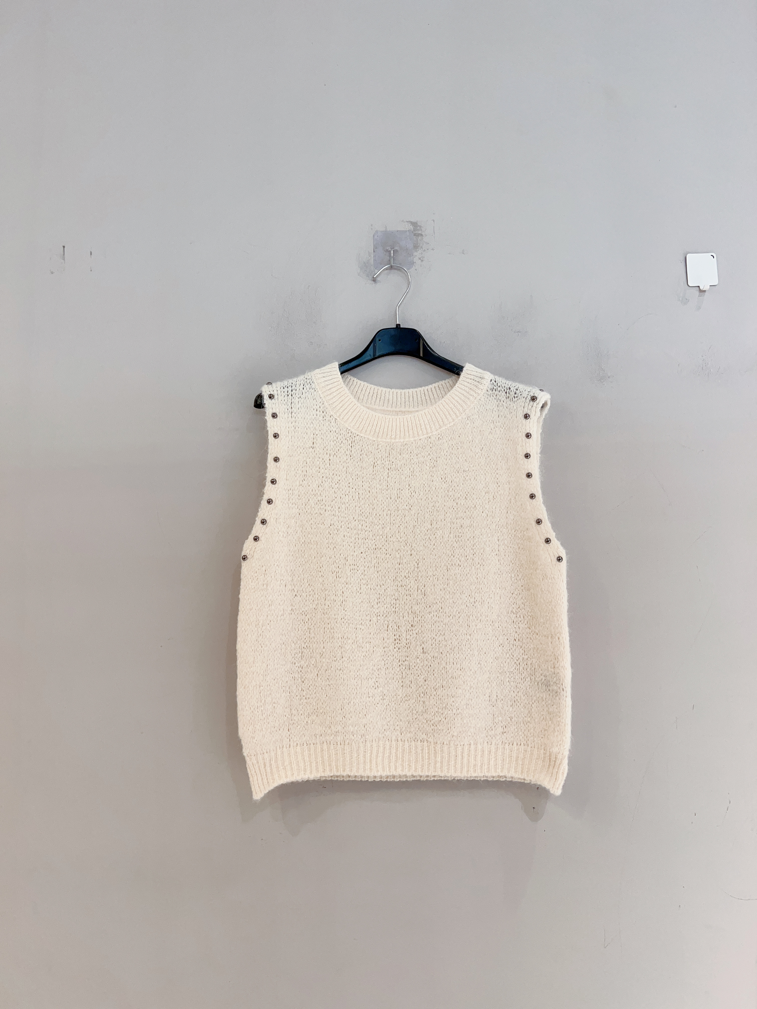 Ärmellose Strickweste mit Nieten