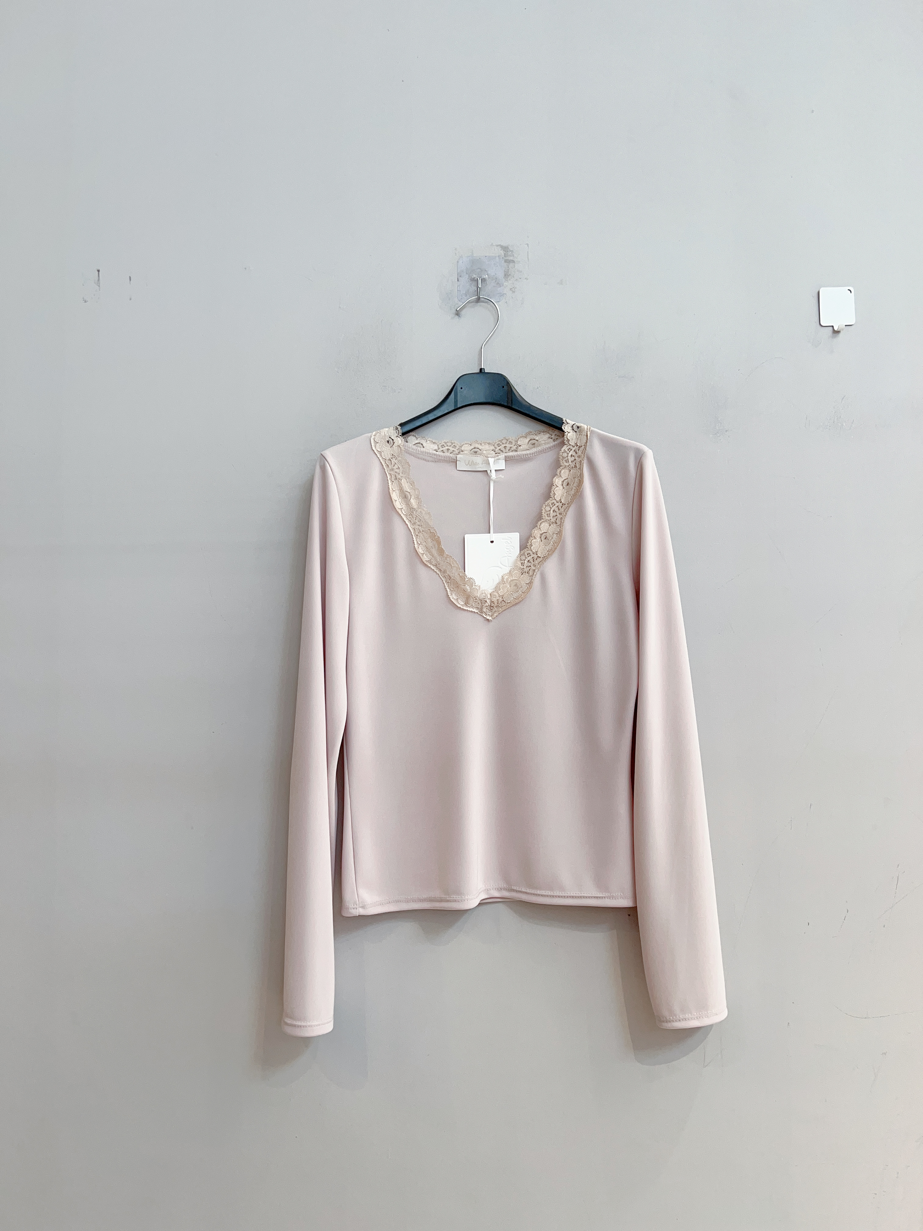 Bluse mit Spitzen‑V‑Ausschnitt