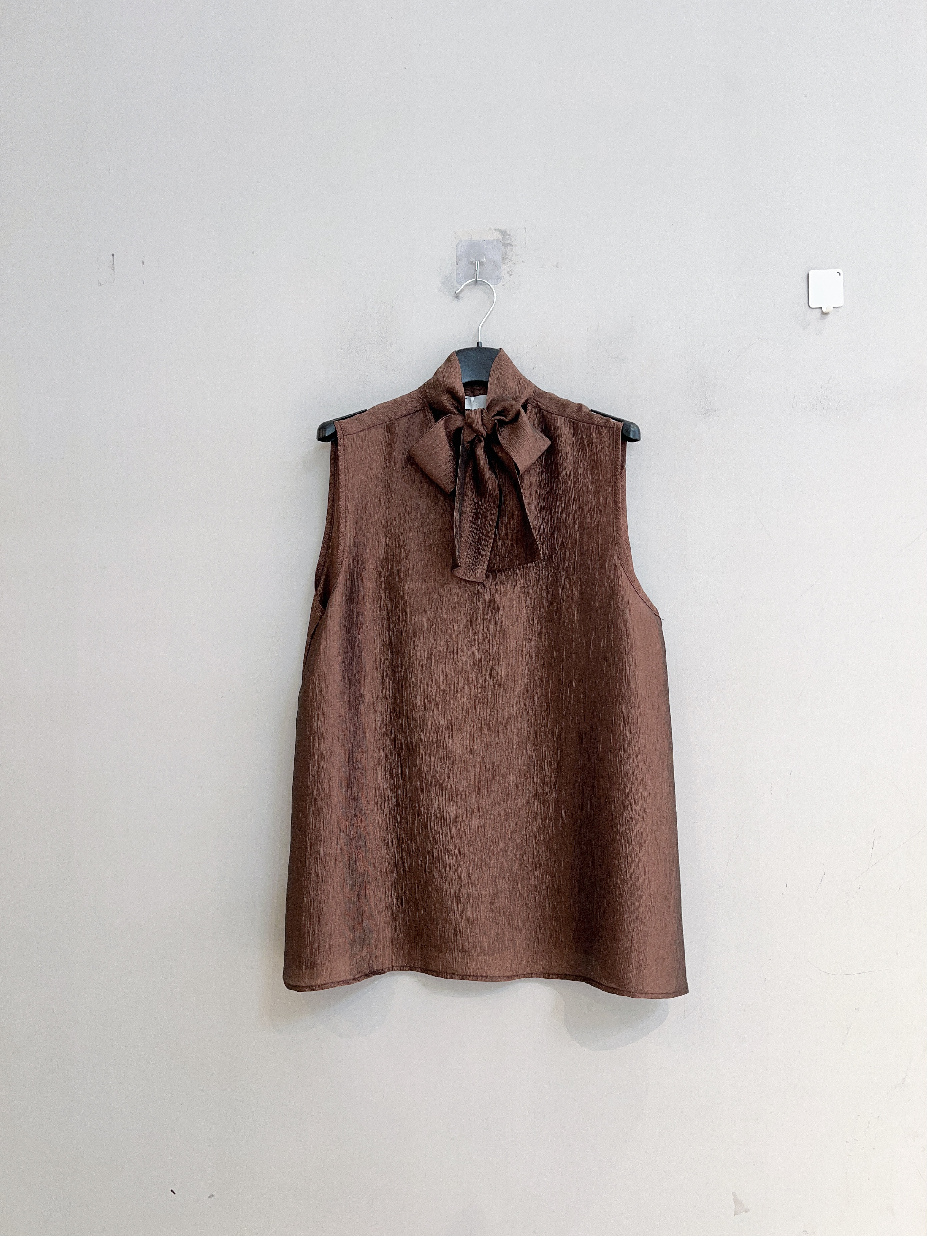 Ärmellose Bluse mit Stehkragen